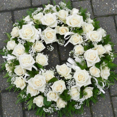 Classic Wreath in White -SYM-321 - This classic wreath made with mixed white and cream flowers is suitable for a lady or a gentleman. This type of funeral arrangement needs at least one working days’ notice for delivery. Same day delivery is not possible.