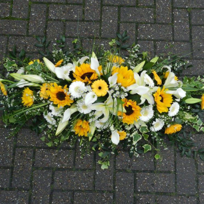 Single Ended Spray SYM-302 - This single ended spray is made using a mix of fresh yellow and white flowers. Same day delivery may not be possible on this design – please contact us to discuss your requirements.